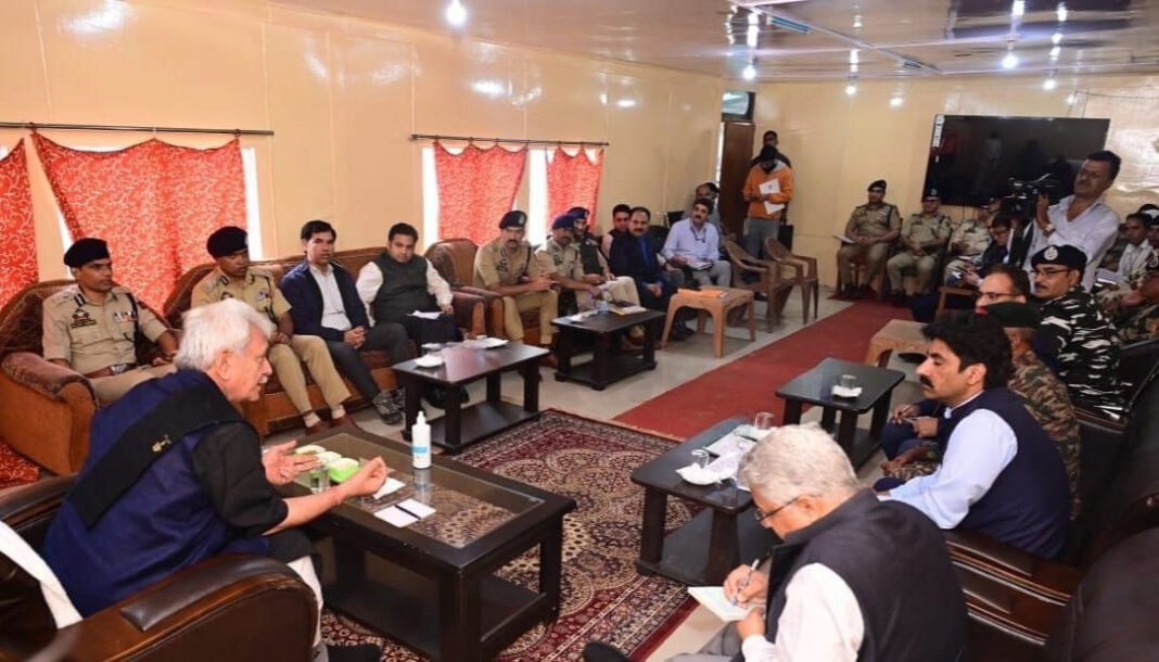 Lt_Governor_Shri_Manoj_Sinha_visits_Nunwan_Chandanwari_base_camps_1